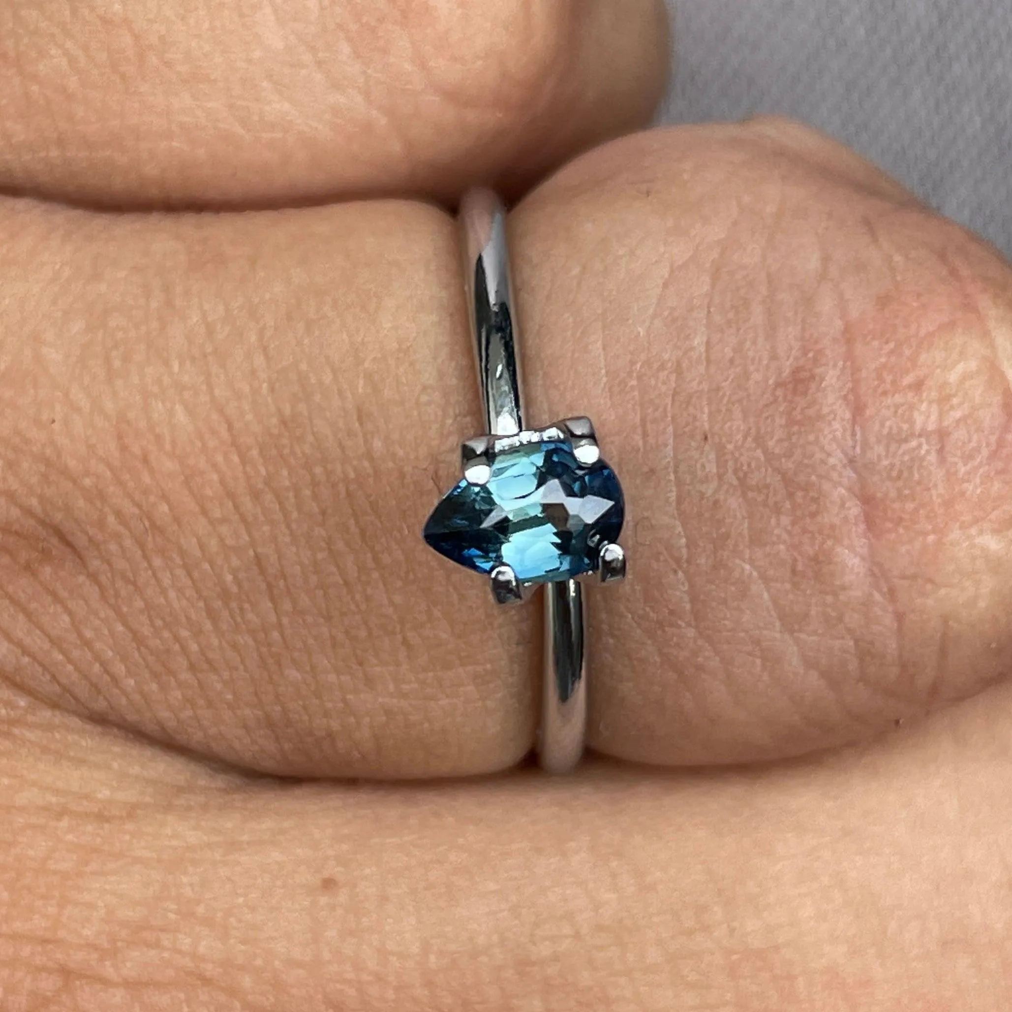 Pear Cut Teal Sapphire Loose Gemstone. 0.71 crt. 6.30 x 4.40 x 3.30mm