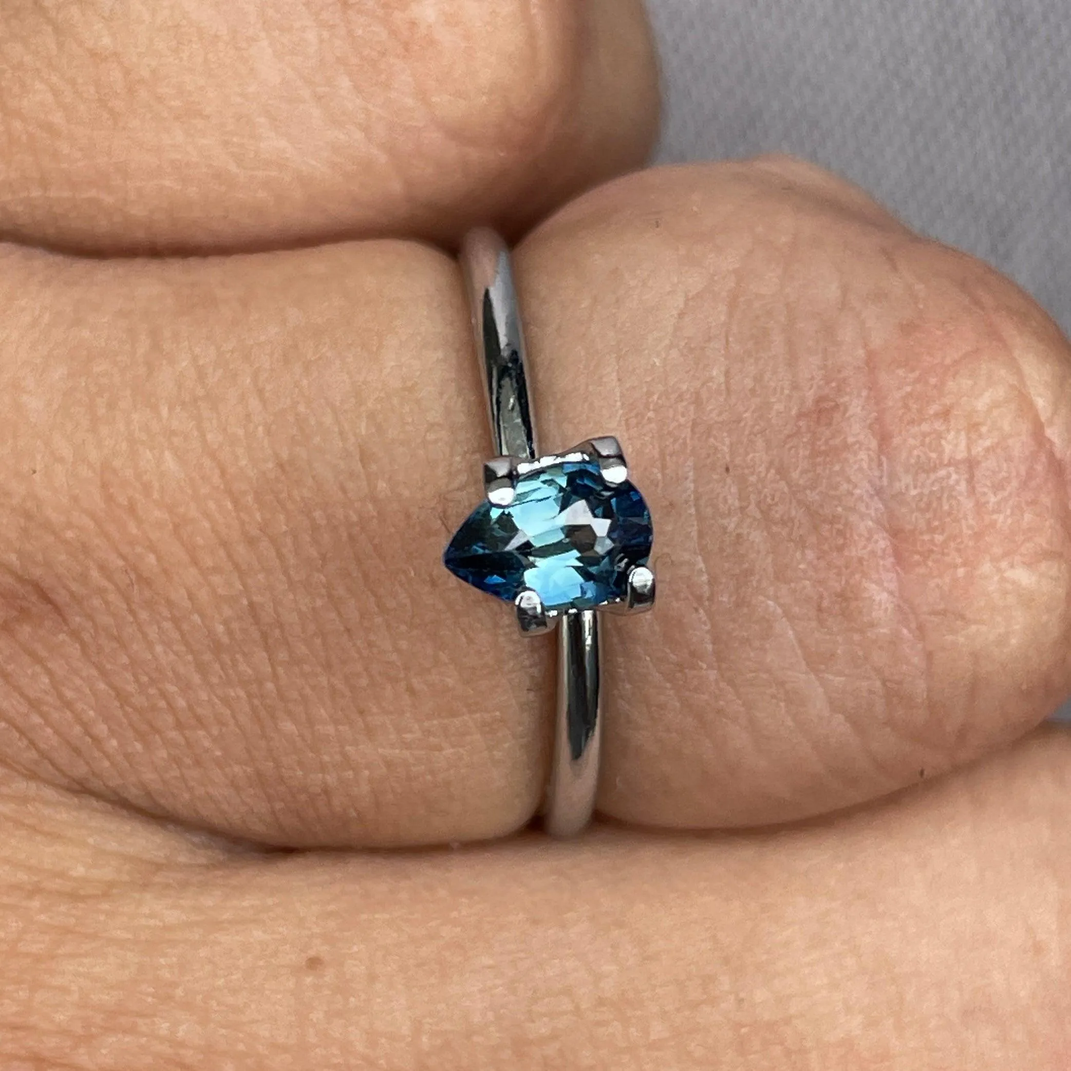 Pear Cut Teal Sapphire Loose Gemstone. 0.71 crt. 6.30 x 4.40 x 3.30mm
